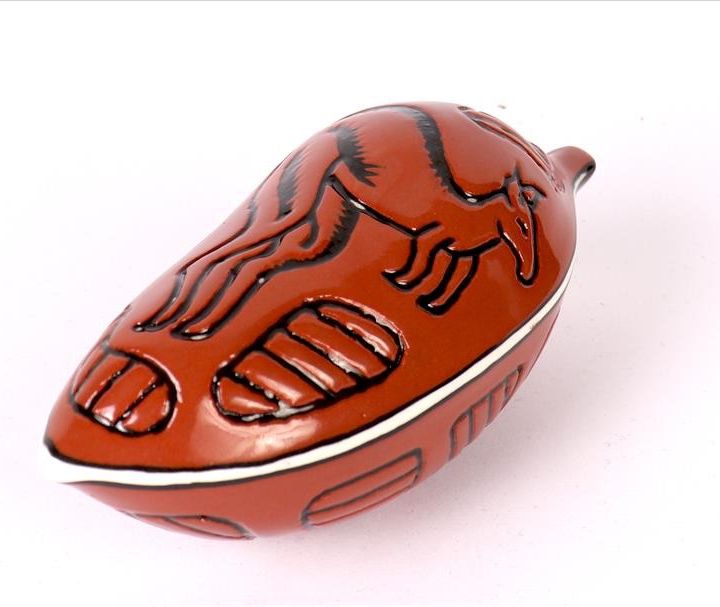 Nathan Thomas, Kangaroo
18 x 8 x 9 cm, slipcast porcelain with sgraffito,
underglaze decoration and glaze. Catalogue: 7077-24. Price: $400